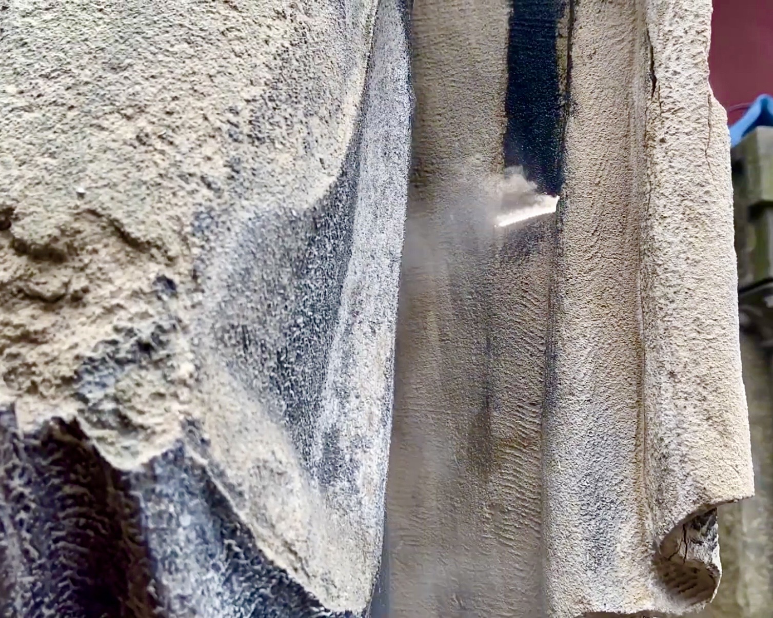 Czyszczenie elewacji betonowej laserem